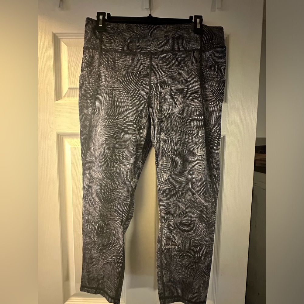 Lululemon black and grey high rise capri pace rival leggings size 12